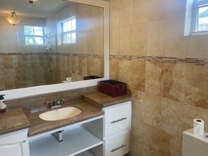 Douche, sèche-cheveux, serviettes fournies, savon