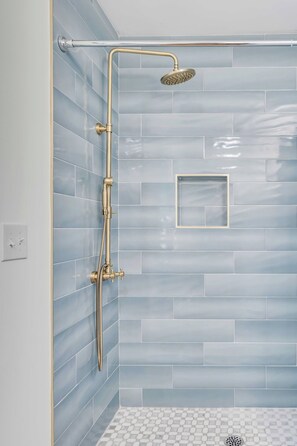 Douche, séchoir à cheveux, serviettes fournies