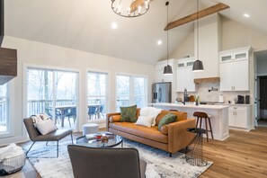 Smart TV, fireplace - One of a Kind Mountain Retreat! (Dahlonega)