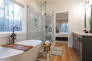 Haartrockner, Handtücher, Seife, Shampoo