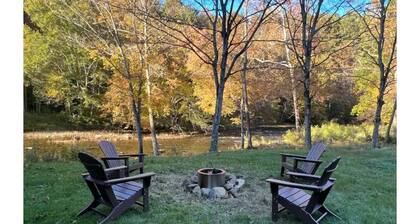 Creekside Cabin in the Mountains