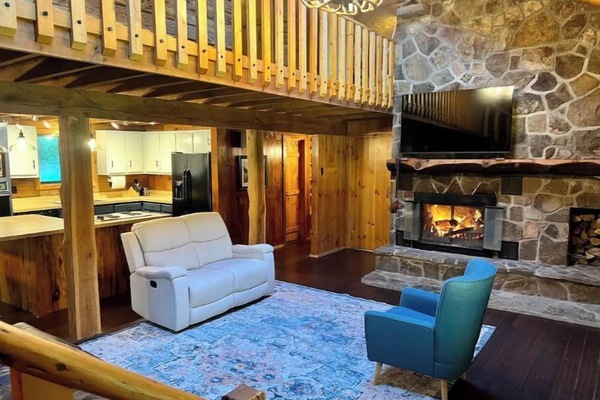 Smart TV, chimenea, libros y oficina