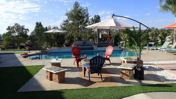 Kolam renang outdoor, dengan cabana gratis dan payung kolam renang