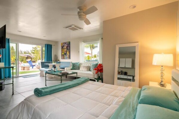 Panoramic Studio Suite | In-room safe, blackout curtains, iron/ironing board, free WiFi - Magic Villas (Temecula)