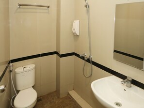 Quarto casal luxo | Banheiro | Chuveiro, toalhas de banho, papel higiênico
