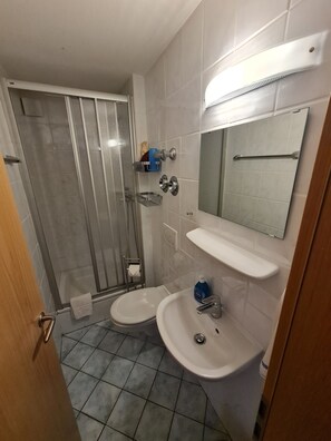 Dusche, Haartrockner, Handtücher, Seife