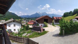 Ein Wohngebiet mit Häusern, einem Holzzaun und einem Berg im Hintergrund.