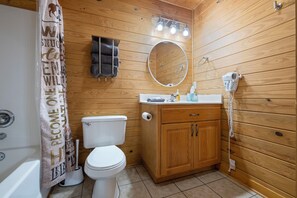 Haartrockner, Handtücher, Seife, Toilettenpapier