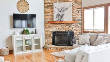 Smart-TV, Kamin, Videospiele, Tischfußball