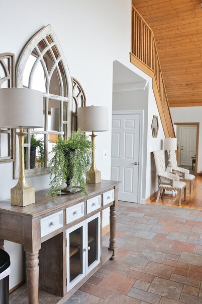 Stunning Lake House w/Large GAMEROOM