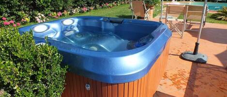 Tina de hidromasaje al aire libre