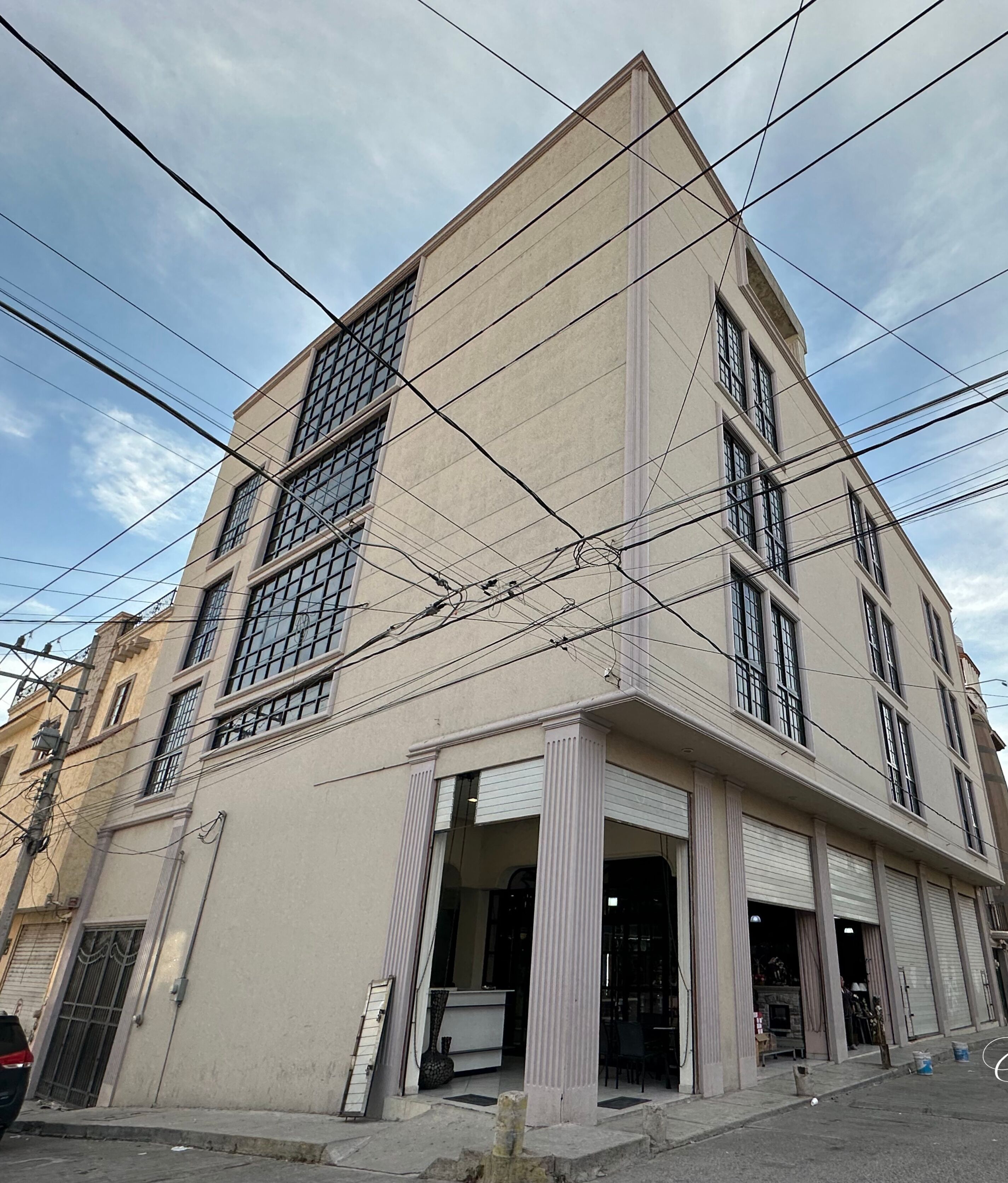 En bygning med flere etager, store vinduer og en flad facade.