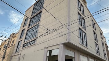 En bygning med flere etager, store vinduer og en flad facade.
