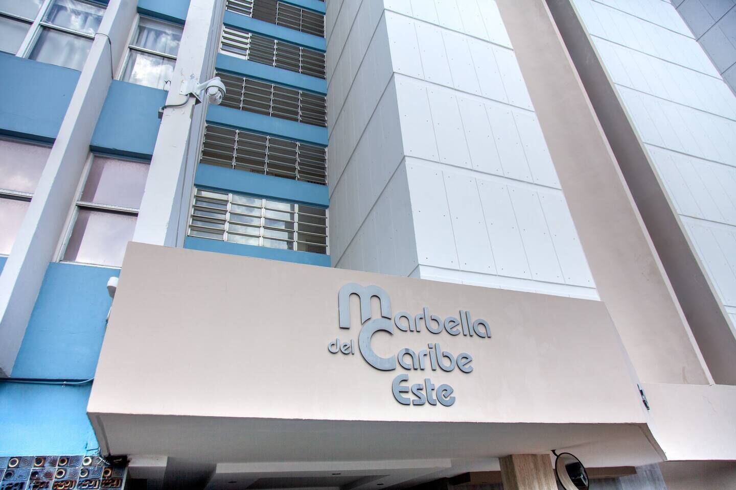 Une enseigne d'hôtel portant le nom « Marbella del Caribe Este ».