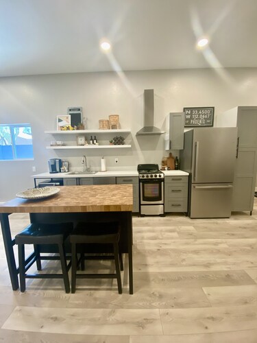 Modern Guest House in Great Central Location!