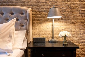 1 slaapkamer, een bureau, een strijkplank/strijkijzer, wifi