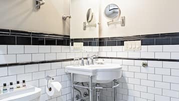 Doccia, asciugacapelli, asciugamani, shampoo