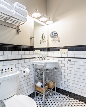 Ducha, secador de pelo, toallas, shampoo