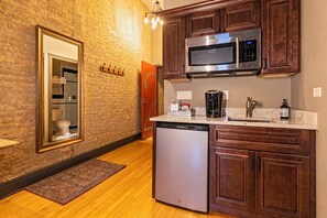 ثلاجة، ميكروويف، ماكينة لصنع القهوة/الشاي، مستلزمات طهي/أطباق/أوعية