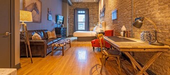 Hip Urban Loft-Small Town Charm - 124 LOFTS #2