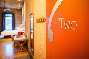 1 habitación, escritorio, tabla de planchar con plancha y wifi 