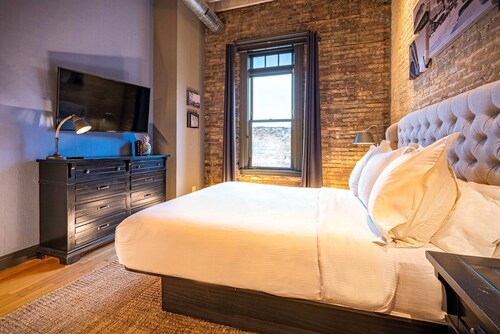 124 Lofts #2 - Downtown Dundee - Walk to Dining