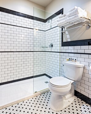 Douche, sèche-cheveux, serviettes fournies, shampoing