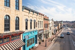 Miscellaneous - Hip Urban Loft-Small Town Charm - 124 LOFTS #3 (West Dundee)