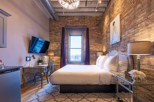 Hip Urban Loft-Small Town Charm - 124 LOFTS #3