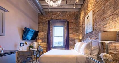 Hip Urban Loft-Small Town Charm - 124 LOFTS #3