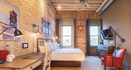 Hip Urban Loft-Small Town Charm -124 LOFTS #4
