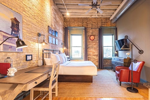 124 Lofts #4 - Downtown Dundee - Walk to Dining
