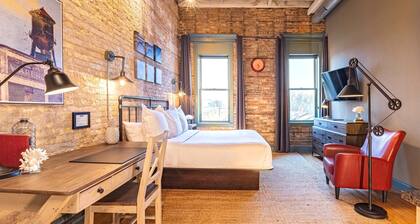 124 Lofts #4 - Downtown Dundee - Walk to Dining