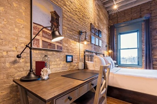 Hip Urban Loft-Small Town Charm -124 LOFTS #4