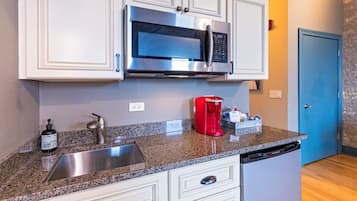 Geladeira, micro-ondas, cooktop, cafeteira/chaleira