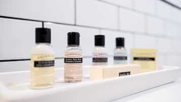 Banheira, secador de cabelo, toalhas de banho, shampoo