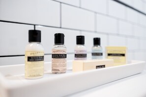 Tina, secadora de cabello, toallas, shampoo 
