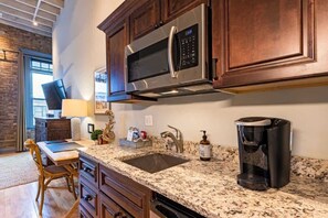 Een koelkast, een microgolfoven, een koffiezetapparaat/waterkoker