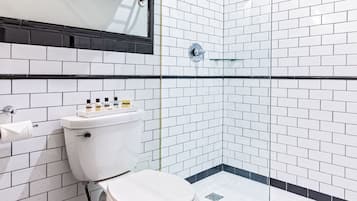 Ducha, secador de pelo, toallas, shampoo