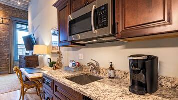 Réfrigérateur, four à micro-ondes, cafetière-théière