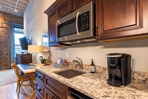 Køleskab, mikrobølgeovn, kaffe-/temaskine