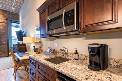 124 Lofts #1 - Downtown Dundee - Walk to Dining