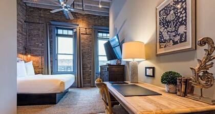 Hip Urban Loft-Small Town Charm - 124 LOFTS #1