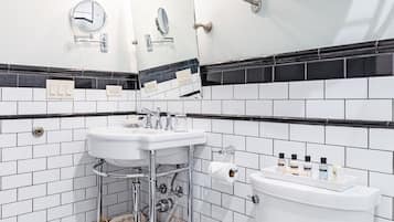 Douche, séchoir à cheveux, serviettes fournies, shampooing