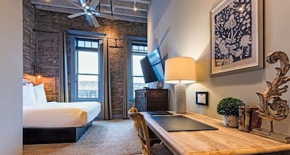 Hip Urban Loft-Small Town Charm - 124 LOFTS #1