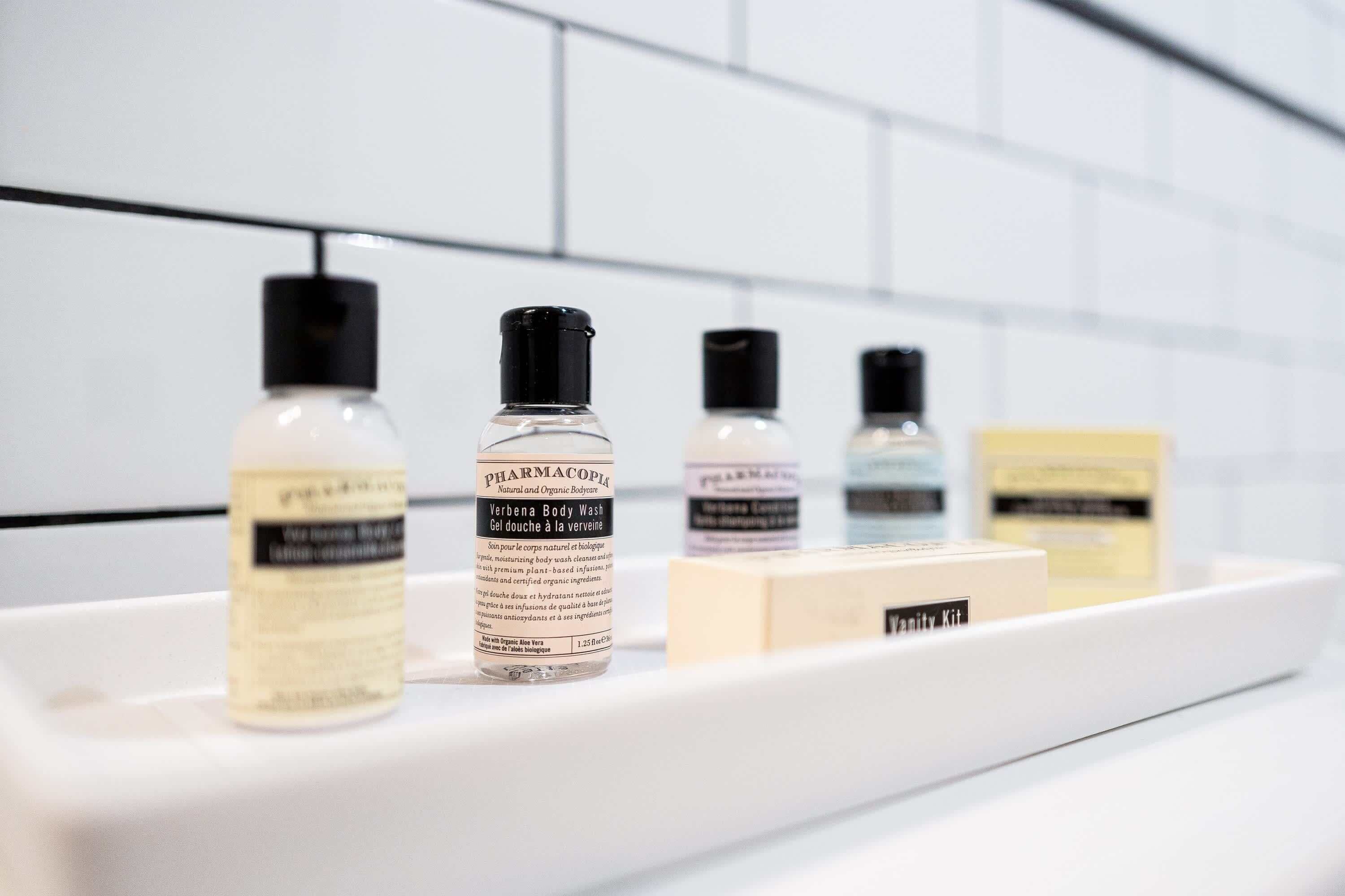 Een douche, een haardroger, handdoeken, shampoo