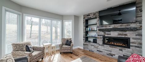 TV connectée, cheminée, livres