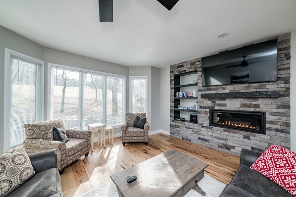 Smart TV, fireplace, books - Beautiful 4-season Mountain Home- New Listing (Wintergreen Resort)