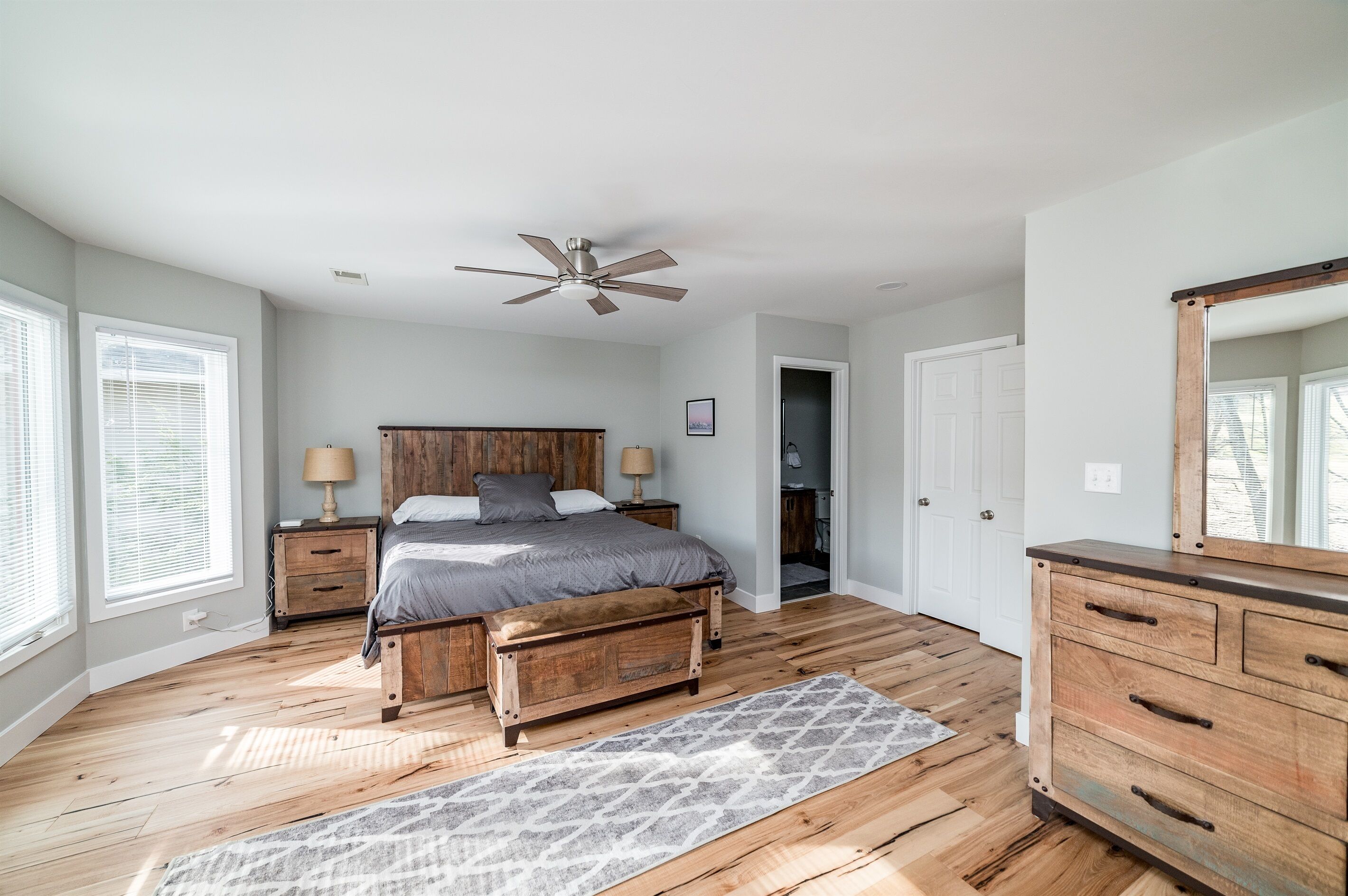 4 chambres, fer et planche à repasser, Wi-Fi gratuit, draps fournis