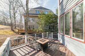 Outdoor dining - Beautiful 4-season Mountain Home- New Listing (Wintergreen Resort)